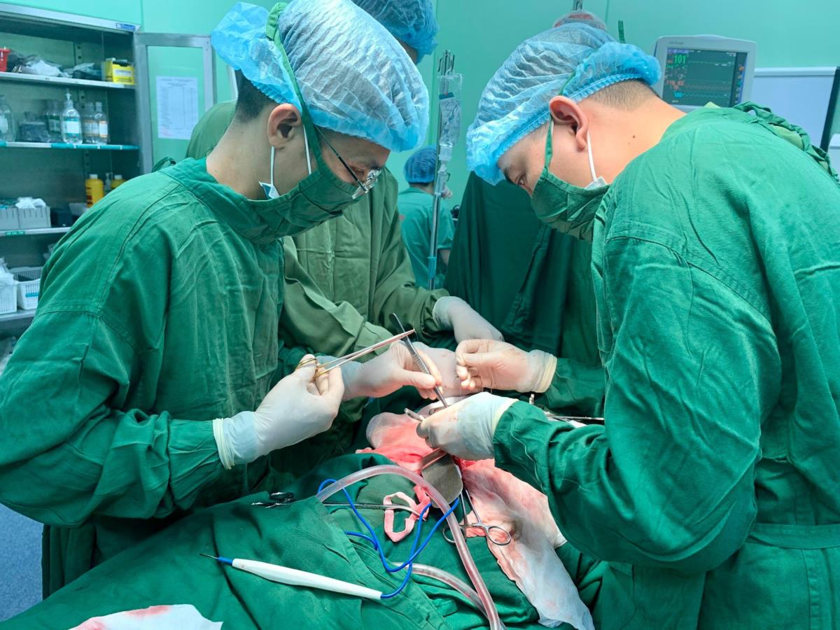 Các bác sĩ thực hiện ca phẫu thuật khó cho bệnh nhân.