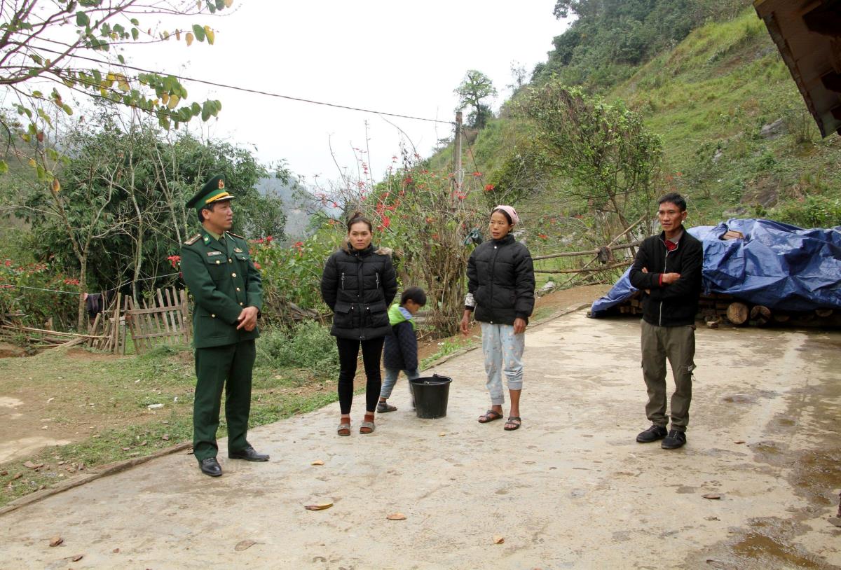 Thiếu tá Nguyễn Bá Dũng, Đồn BP Cửa khẩu Quốc tế Nậm Cắn tuyên truyền pháp luật đến người dân.