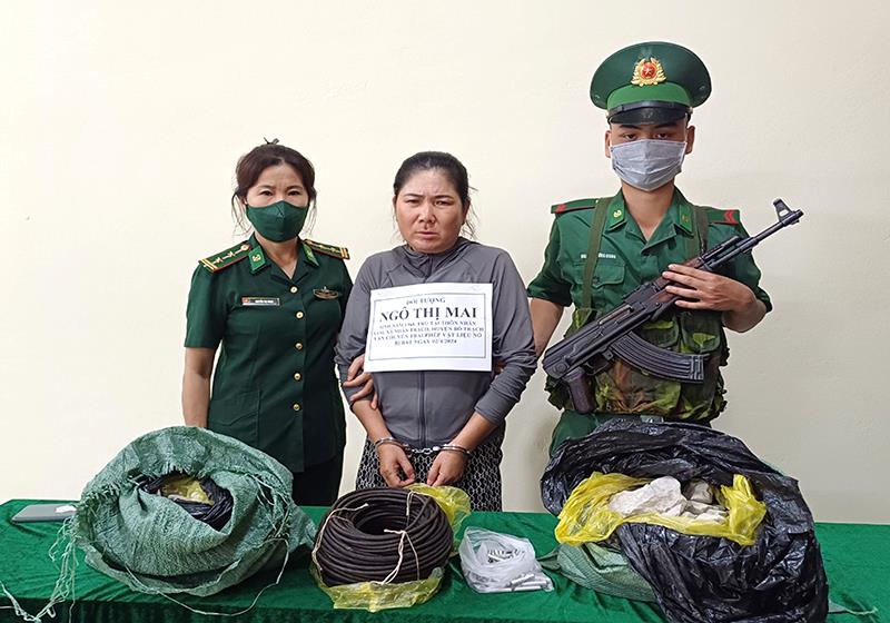 Hai đối tượng Mai và Vĩ bị lực lượng BĐBP bắt giữ cùng tang vật.