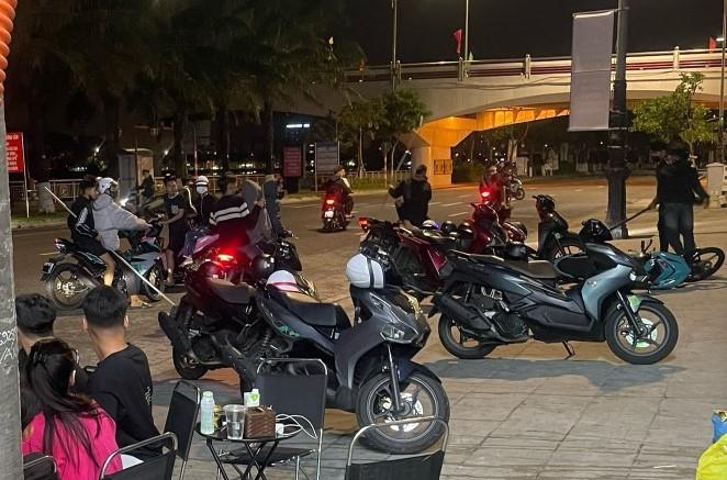 Hành vi của nhóm thanh thiếu niên bị người dân quay lại phản ánh trên mạng xã hội.