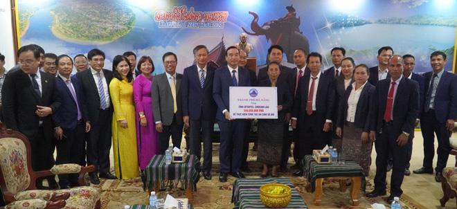 Đoàn công tác thành phố Đà Nẵng trao tặng 500 triệu đồng cho lãnh đạo tỉnh Attapeu làm công tác an sinh xã hội nhân dịp Tết Bunpimay Phật lịch 2567.