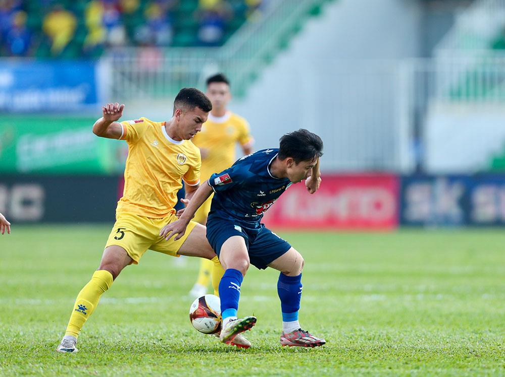 CLB Quảng Nam (áo sáng) được đánh giá lợi thế hơn HAGL trong cuộc đối đầu chiều nay.