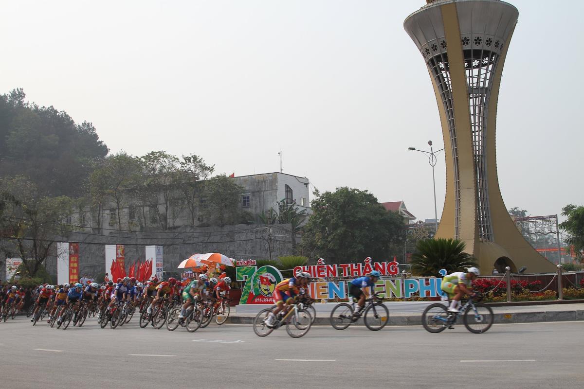 Các VĐV tham gia chặng đua đầu tiên tại TP Điện Biên Phủ.