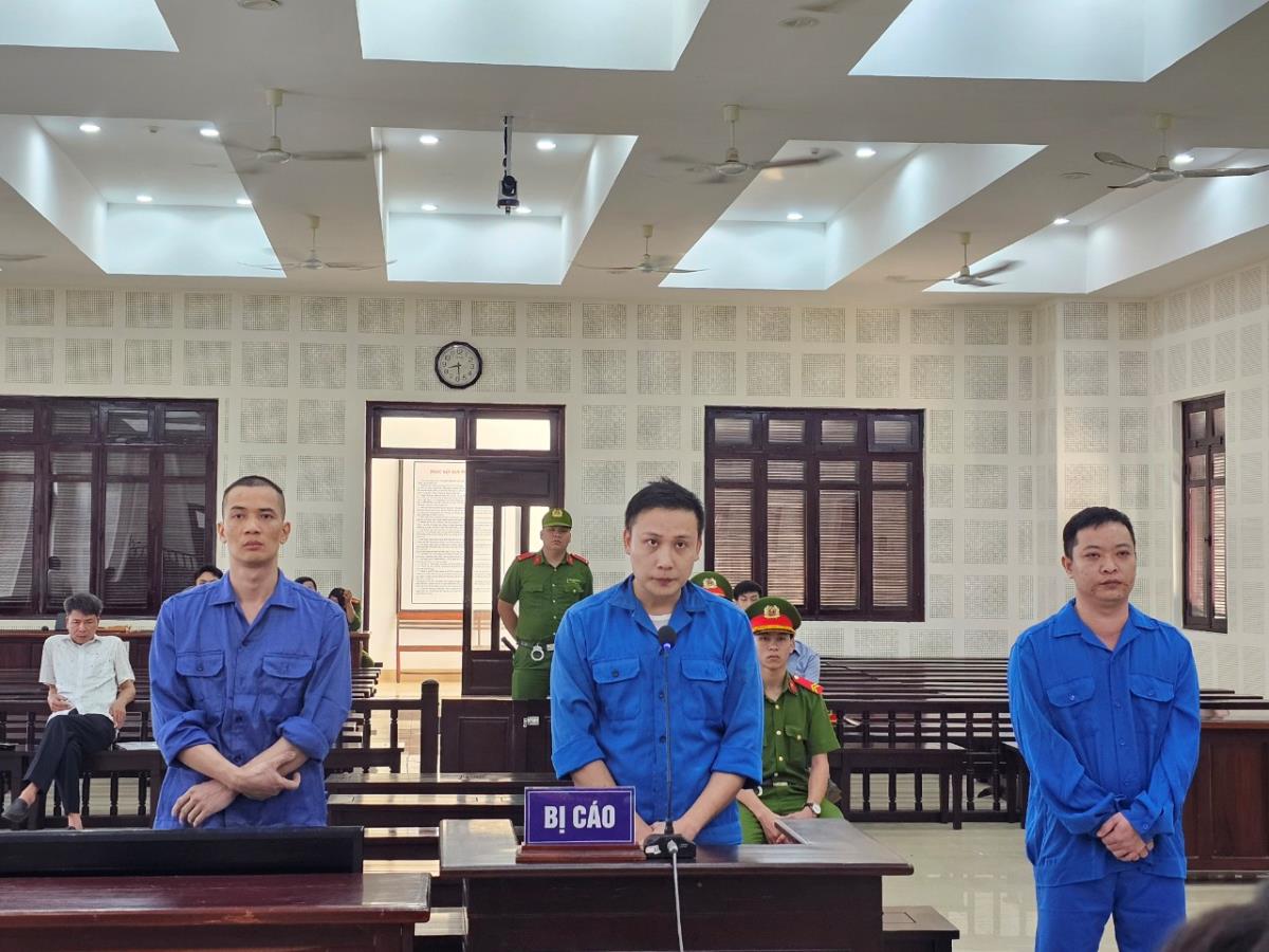 Các bị cáo tại phiên tòa xét xử.