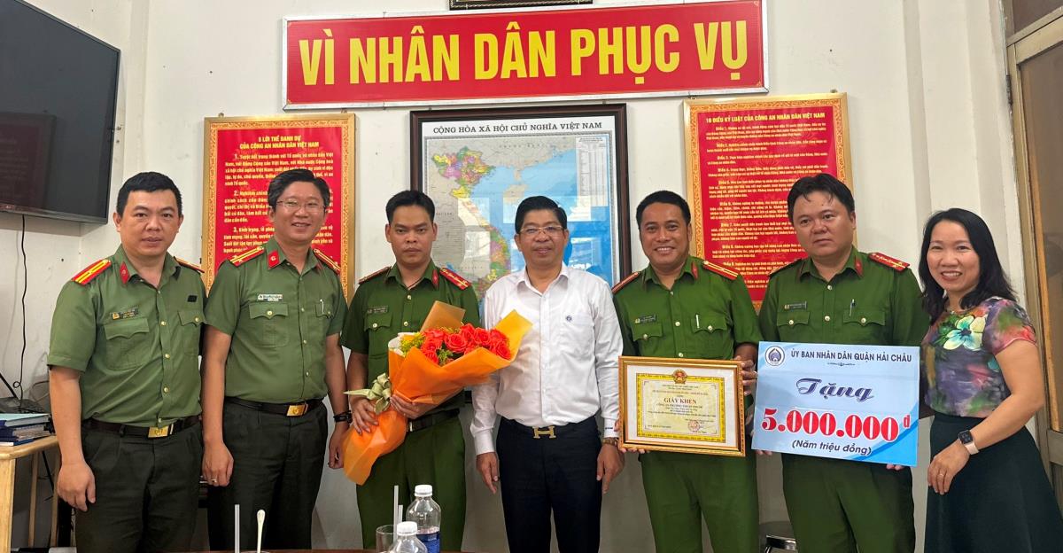 Lãnh đạo UBND quận Hải Châu khen thưởng Công an phường Thuận Phước.