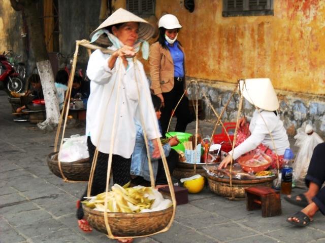 Những gánh hàng rong của các mẹ, các chị mang cả bốn mùa quê hương vào phố cổ, rất dung dị, hiền lành…