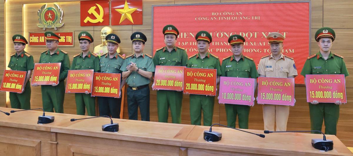 Thừa ủy quyền, Đại tá Nguyễn Đức Hải trao các Quyết định khen thưởng cho các tập thể.