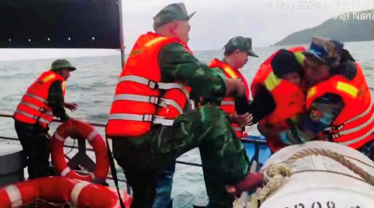 CBCS BĐBP tham gia cứu các tàu cá gặp nạn trên biển