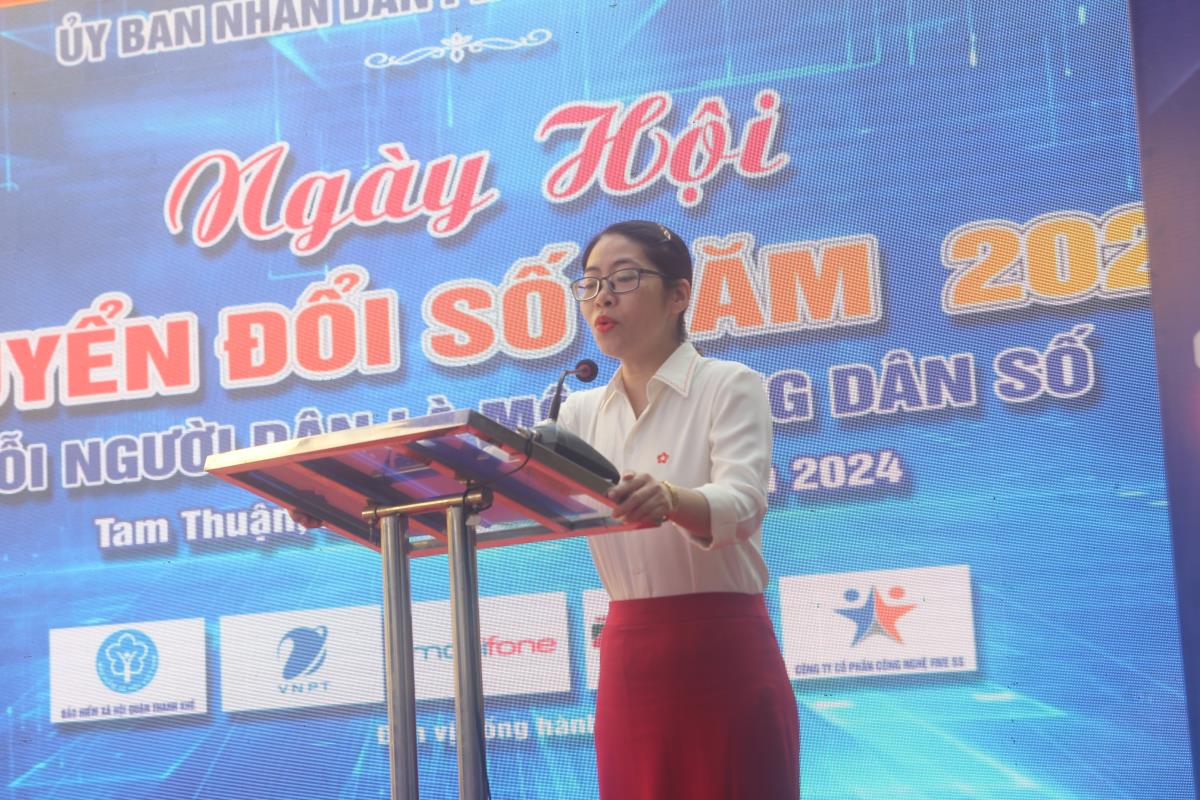 Ngân hàng Agribank, CN Thanh Khê hướng dẫn người dân cài đặt các ứng dụng