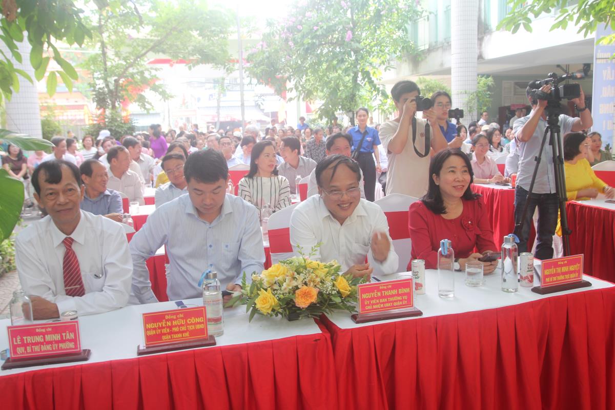 Trao hỗ trợ phương tiện học tập cho các em học sinh có hoàn cảnh khó khăn