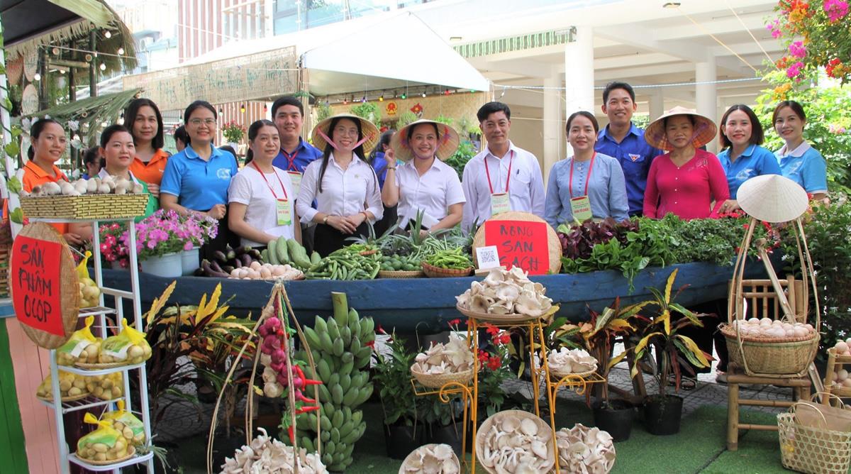 Các đơn vị trưng bày gian hàng sản phẩm khởi nghiệp tại ngày hội.