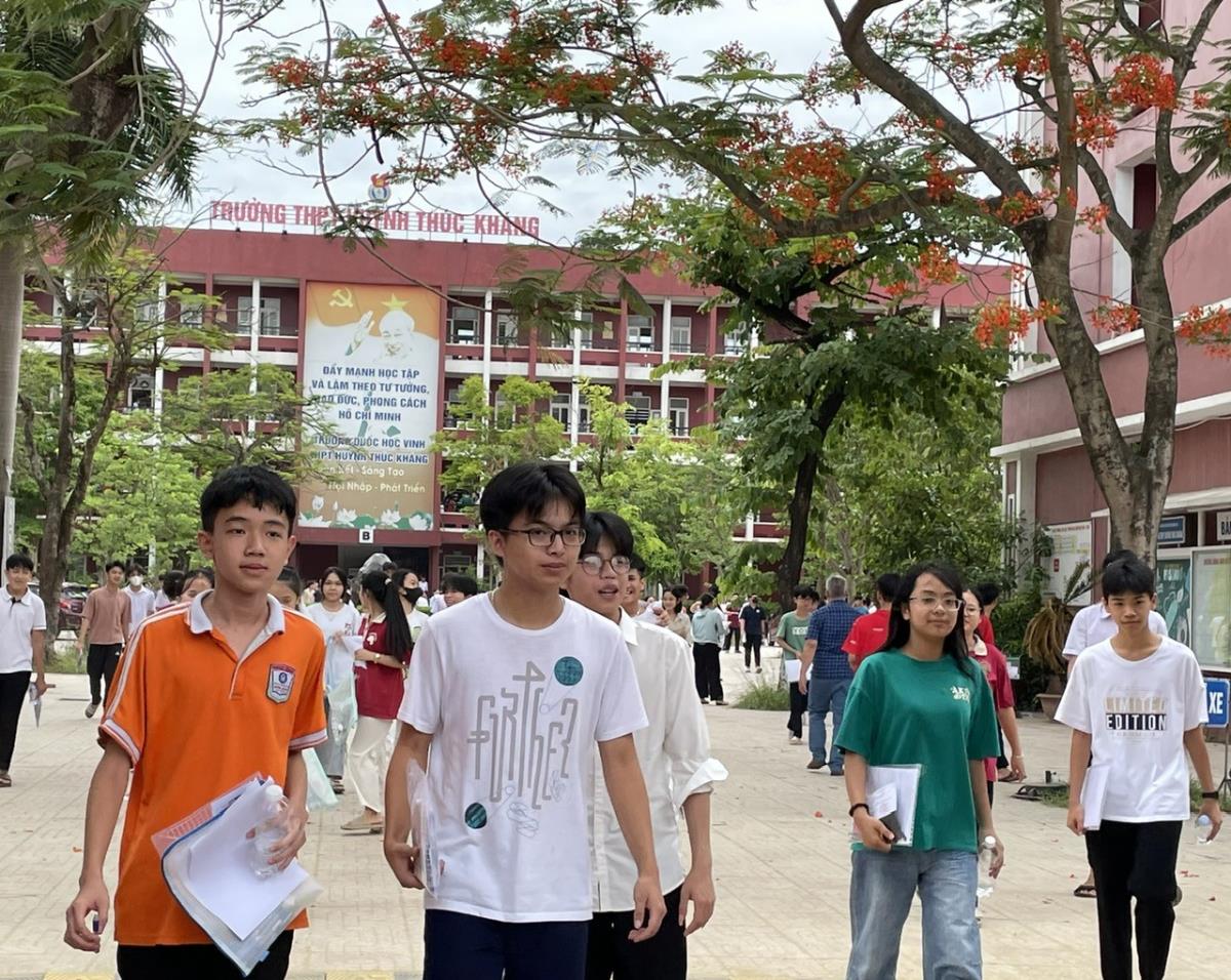 Thanh niên tình nguyện huyện Đô Lương cõng thí sinh vào phòng thi.