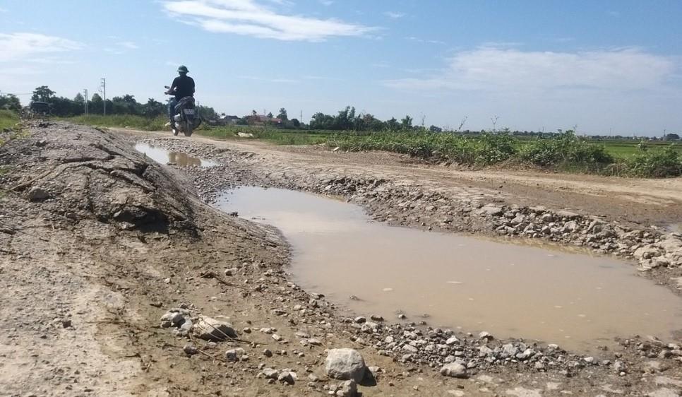 Con đường với nhiều sống trâu, chi chít “ổ voi, ổ gà”.