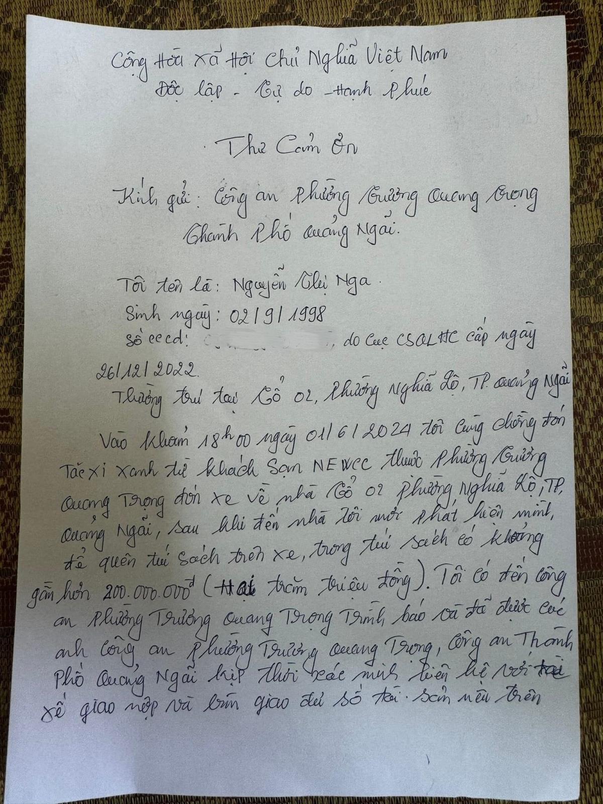 Anh Curutchet Julien Marie Emile nhận lại tài sản từ Công an phường Minh An.