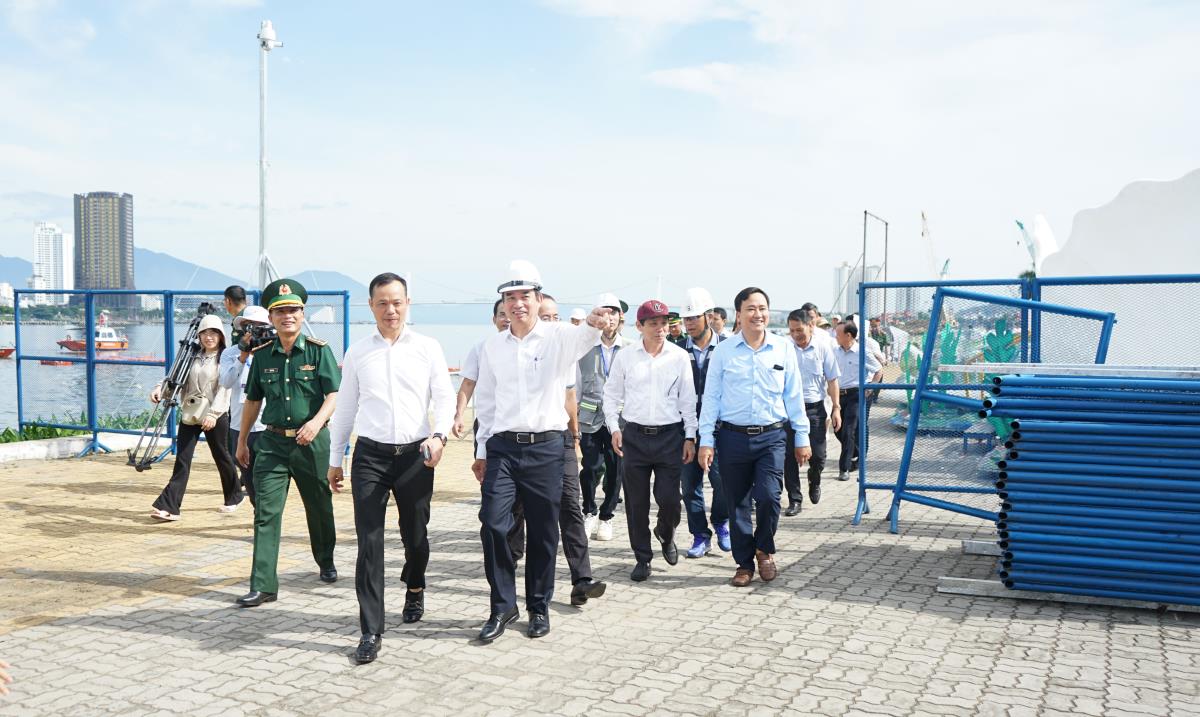 Chủ tịch UBND TP Đà Nẵng Lê Trung Chinh tặng quà cho Công ty tư vấn tổ chức pháo hoa Global 2000.