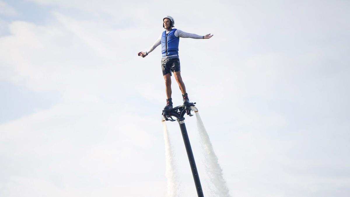 Động cơ đẩy các VĐV lên cao bay lượn trên mặt nước sông Hàn tạo nên khung cảnh bắt mắt, lạ lẫm.