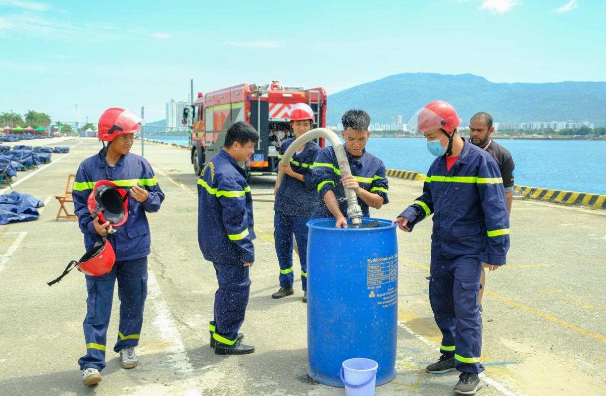 Cảnh sát PCCC và CNCH Công an TP Đà Nẵng tổ chức bảo vệ khu vực bãi bắn tại Cảng sông Hàn.