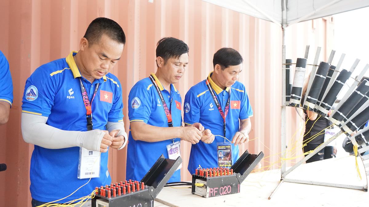 Các nòng pháo được phủ bạt cẩn thận, sẵn sàng khai hỏa vào đêm 8-6.