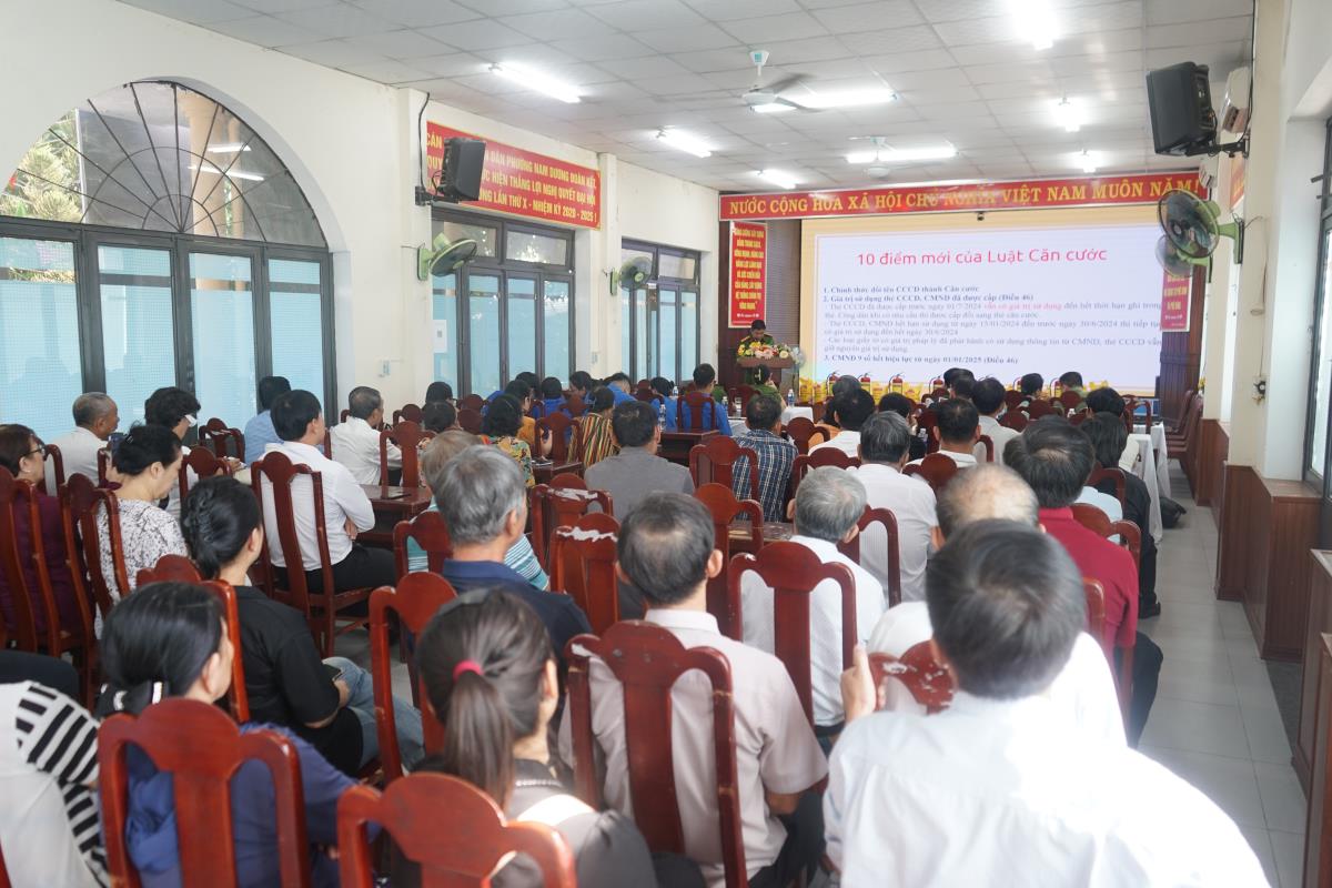 Thông qua công tác tuyên truyền, vận động người dân trên địa bàn phường Nam Dương tự giác giao nộp nhiều loại vũ khí thô sơ, công cụ hỗ trợ