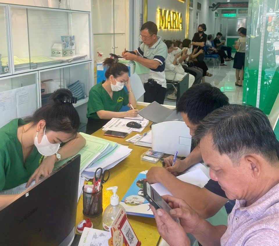 Người dân đến khám sức khỏe tại Phòng khám đa khoa Maria