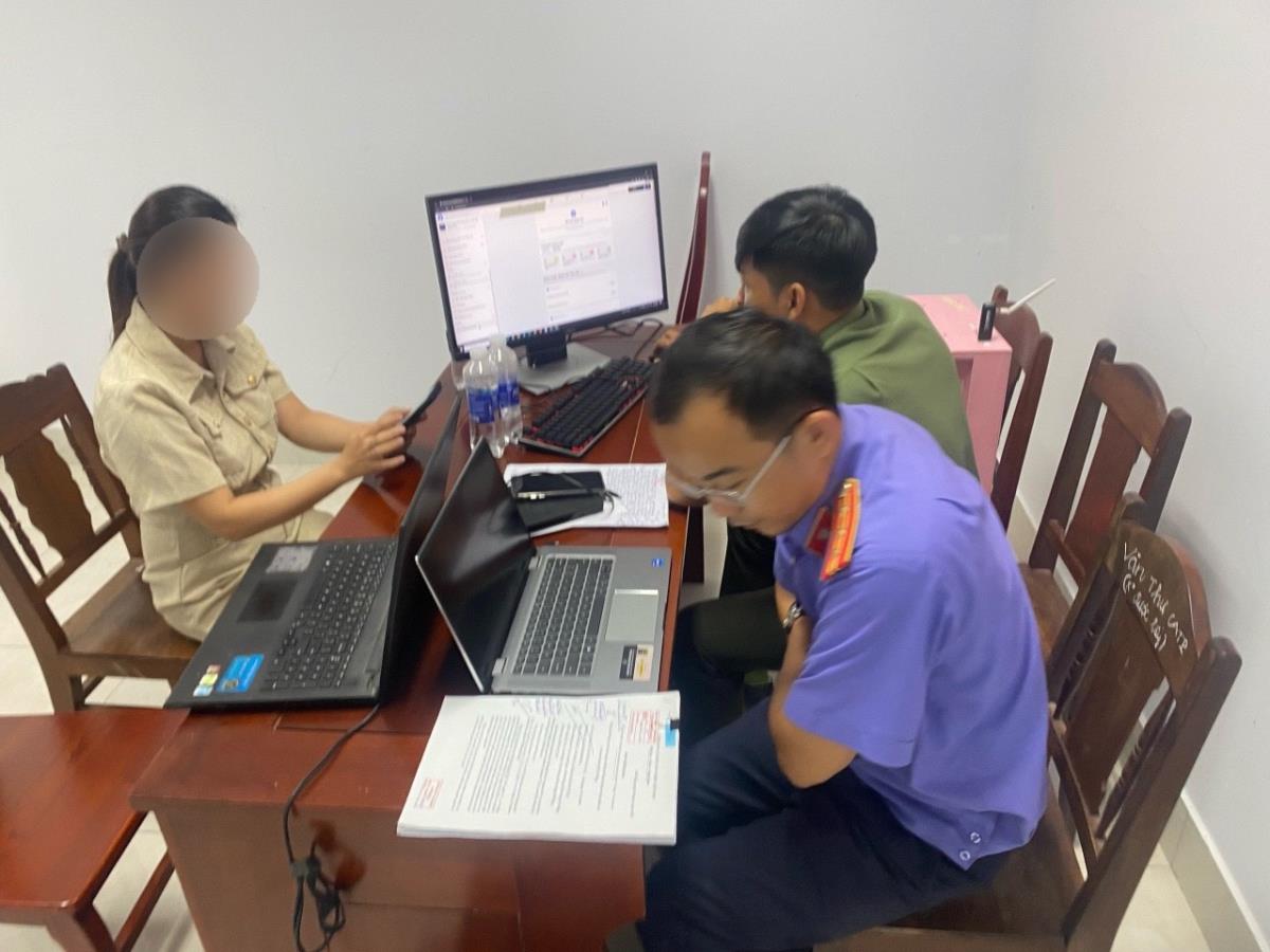 Lực lượng An ninh mạng kiểm tra căn nhà nơi S. và đồng bọn đang phát tán mã độc tại địa bàn Q. Ngũ Hành Sơn.