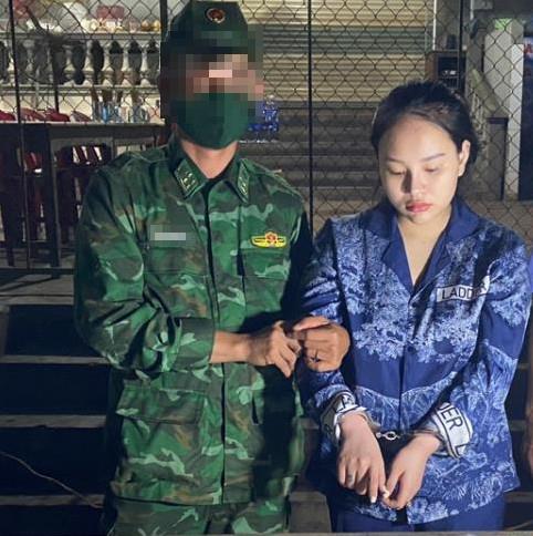 Ma túy ketamine, “nước vui” và 40 bánh heroin tang vật do Yến Nhi vận chuyển.