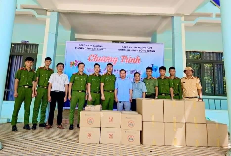 Chi đoàn Phòng Cảnh sát kinh tế, Công an TP Đà Nẵng tặng sách và máy vi tính cho Trường tiểu học và THCS Phan Bội Châu, huyện Đông Giang (Quảng Nam).