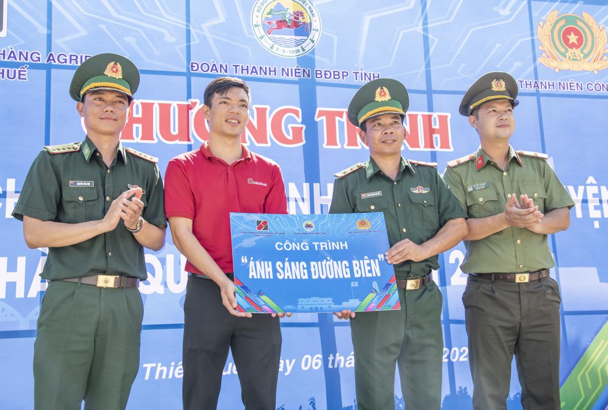 Đoàn viên thanh niên 3 đơn vị tặng công trình Ánh sáng đường biên cho Đồn Biên phòng cửa khẩu Hồng Vân và địa phương.