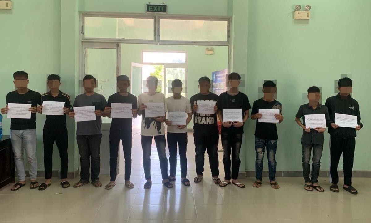 Nhóm “báo thủ” và số hung khí bị thu giữ.