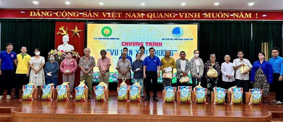 Ban tổ chức trao quà cho các hộ dân có hoàn cảnh khó khăn.