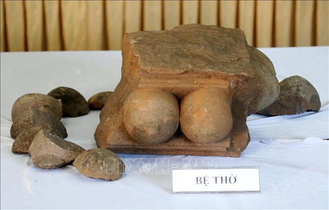 Bệ thờ được tạc trên chất liệu đá cát kết.