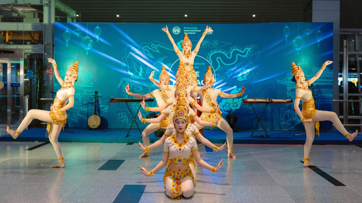 Du khách thích thú thưởng thức chương trình "Con đường di sản" trong khi chờ chuyến bay tại Nhà ga Quốc tế Đà Nẵng.