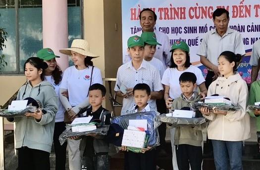 CLB Chia sẻ yêu thương Đà Nẵng tặng quà cho các em học sinh mồ côi tại huyện Quế Sơn trước thềm năm học mới 2024-2025.
