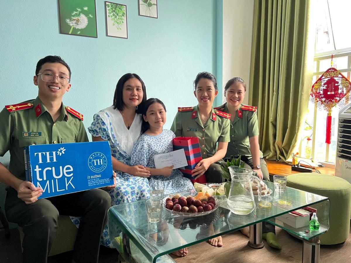 Chi Đoàn Phòng Hồ sơ nghiệp vụ tặng máy tính cho em Nguyễn Thị Kiều Vy.