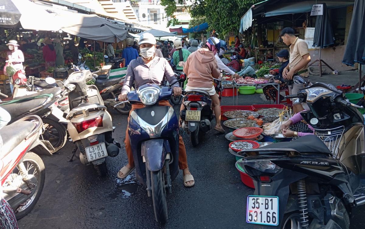 Hàng hóa và xe máy của tiểu thương “họp chợ” dưới lòng đường Hòa An 1 (đoạn sát chợ Hòa An) gây mất TTATGT.