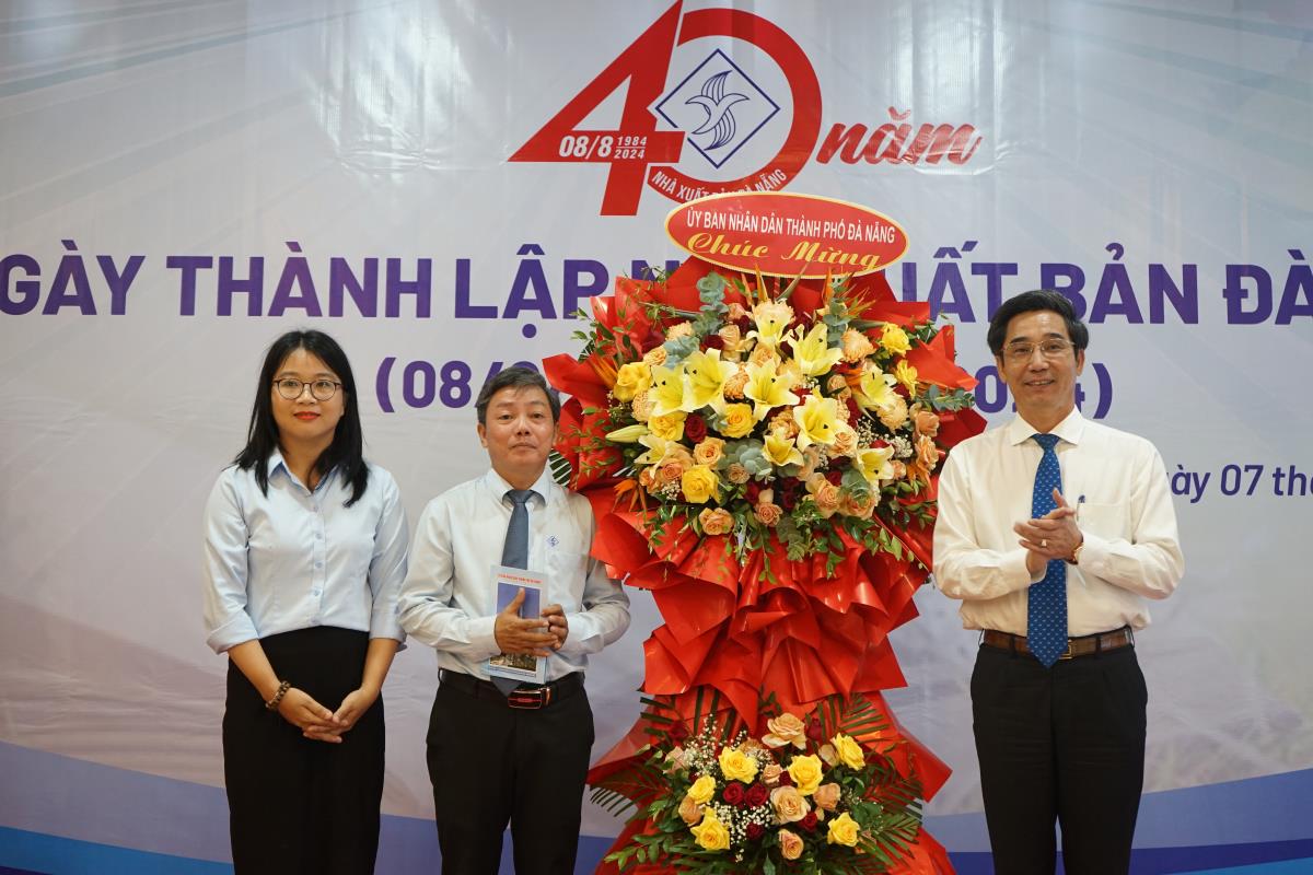 Phó Chủ tịch UBND TP Đà Nẵng Trần Chí Cường tặng hoa chúc mừng NXB Đà Nẵng nhân kỷ niệm 40 năm ngày thành lập.