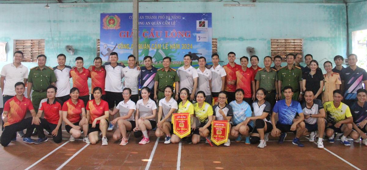 Các VĐV tham gia giải chụp ảnh lưu niệm cùng Ban tổ chức.