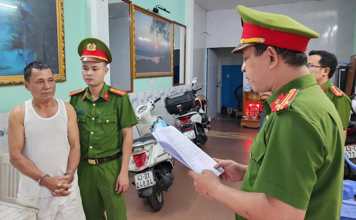 Cơ quan CSĐT Công an TP Đà Nẵng thực hiện lệnh bắt tạm giam đối với Nguyễn Đình Trung.