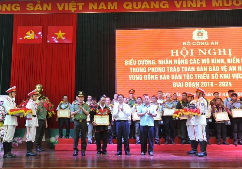 Các cá nhân, mô hình điển hình tiên tiến đã có thành tích xuất sắc trong phong trào Toàn dân BVANTQ giao lưu, trao đổi kinh nghiệm tại Hội nghị.