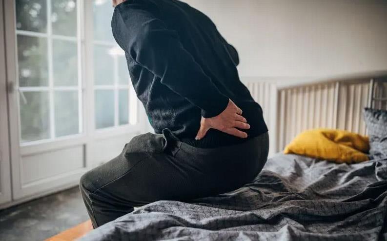 Đi bộ là cách ngăn ngừa đau thắt lưng (ảnh: Everyday Health)