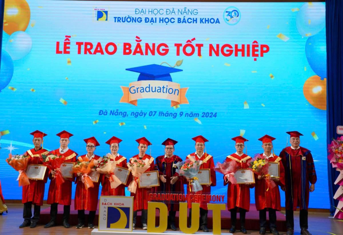 Lãnh đạo Trường Đại học Bách khoa Đà Nẵng trao Giấy khen cho các Tân Thạc sĩ có thành tích xuất sắc.