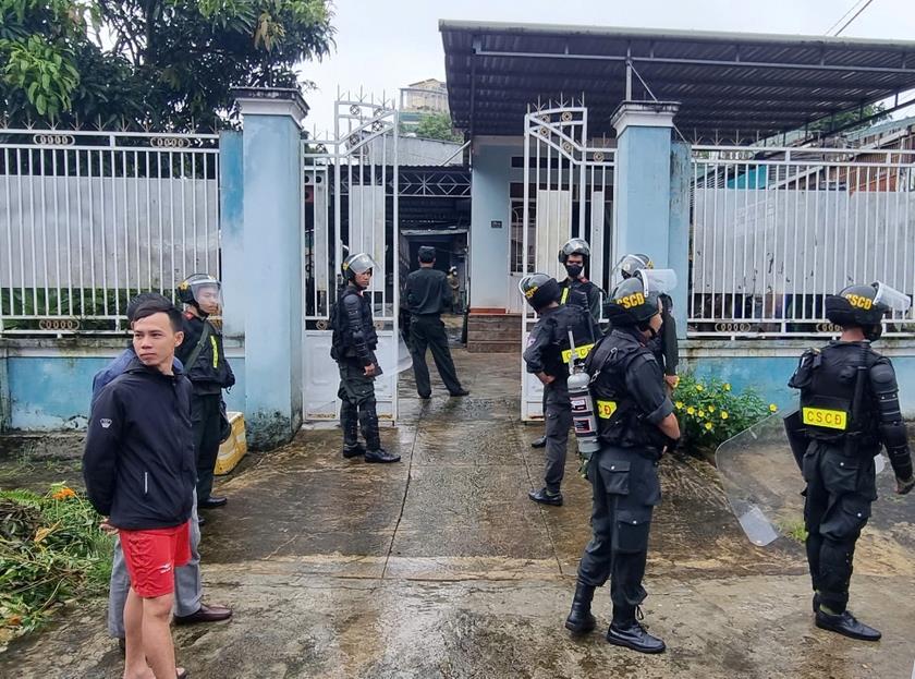 Lực lượng Công an tiến hành khống chế đối tượng nghi “ngáo đá” Nguyễn Thành L.