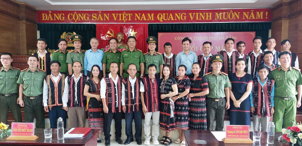 Lãnh đạo Phòng An ninh nội địa Công an TP Đà Nẵng và Công an huyện Hòa Vang chụp ảnh lưu niệm với Đoàn trước chuyến tham quan, học tập.