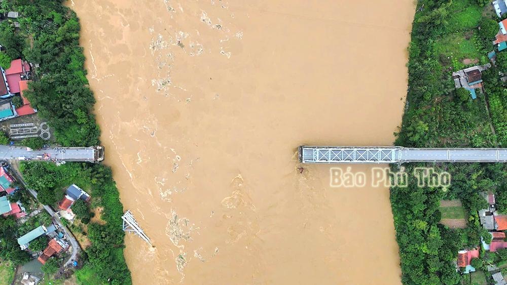 Hiện trường vụ sập cầu Phong Châu. Ảnh: Báo Phú Thọ