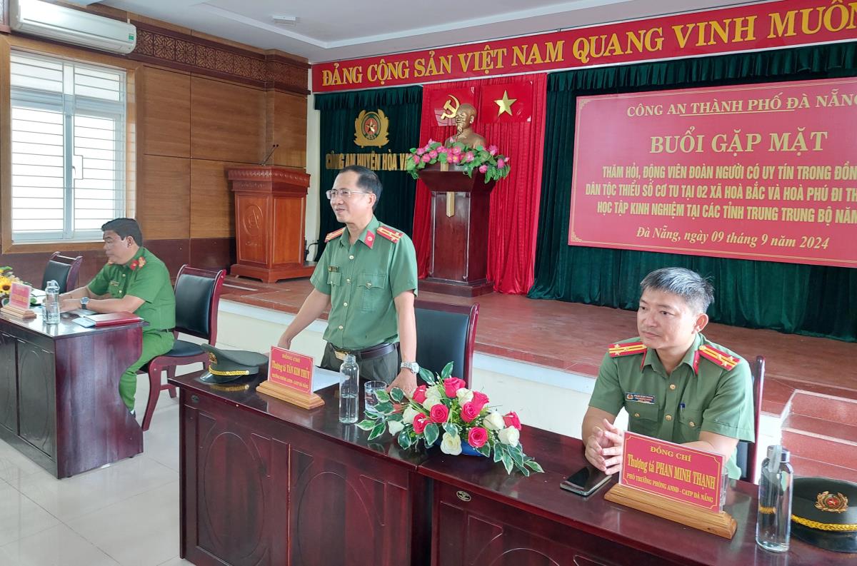 Lãnh đạo phòng An ninh Nội địa Công an TP Đà Nẵng, Công an Hòa Vang chụp ảnh lưu niệm cùng người có uy tín, lực lượng cốt cán trong đồng bào dân tộc thiểu số
