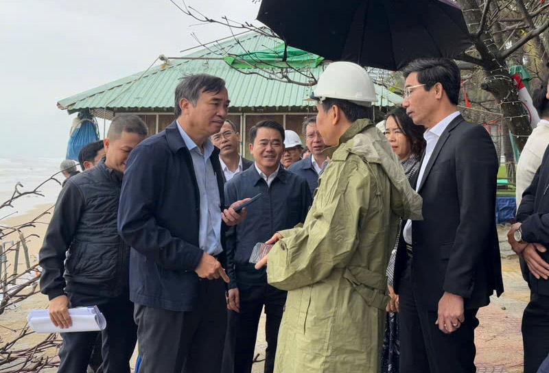 Nhiều vị trí bị sụt lở kiểu hàm ếch ngay chân bờ kè.