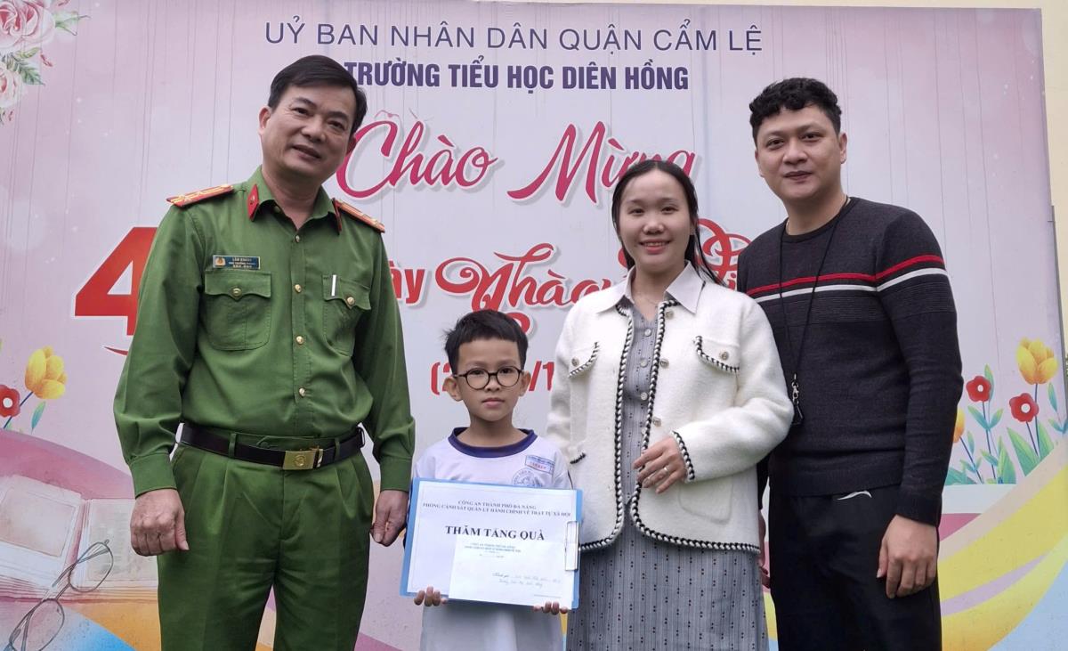 Lãnh đạo Phòng Cảnh sát QLHC về TTXH trao hỗ trợ cho em Trần Văn Hân.