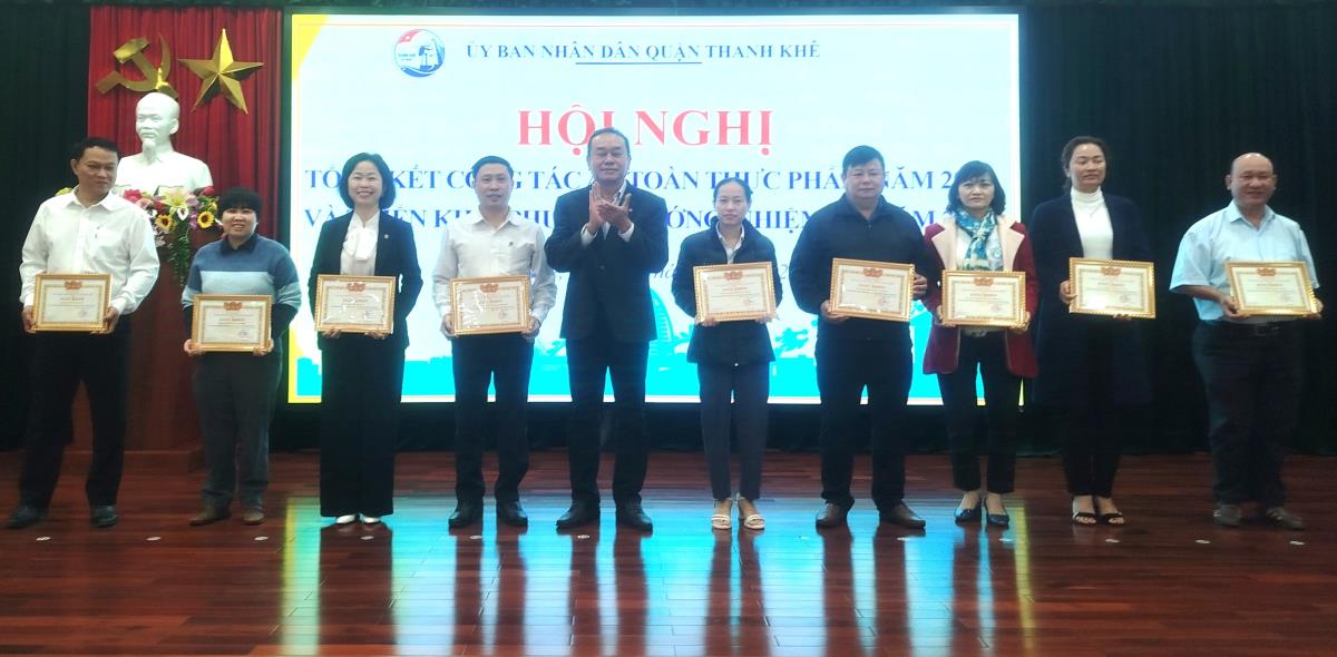 Phó Chủ tịch UBND quận Thanh Khê Đỗ Nguyên Ngọc tặng Giấy khen cho các tập thể, cá nhân.