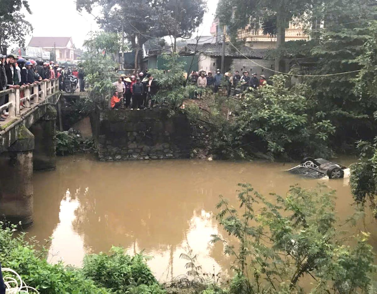 Khu vực cháu Q.A rơi xuống kênh.