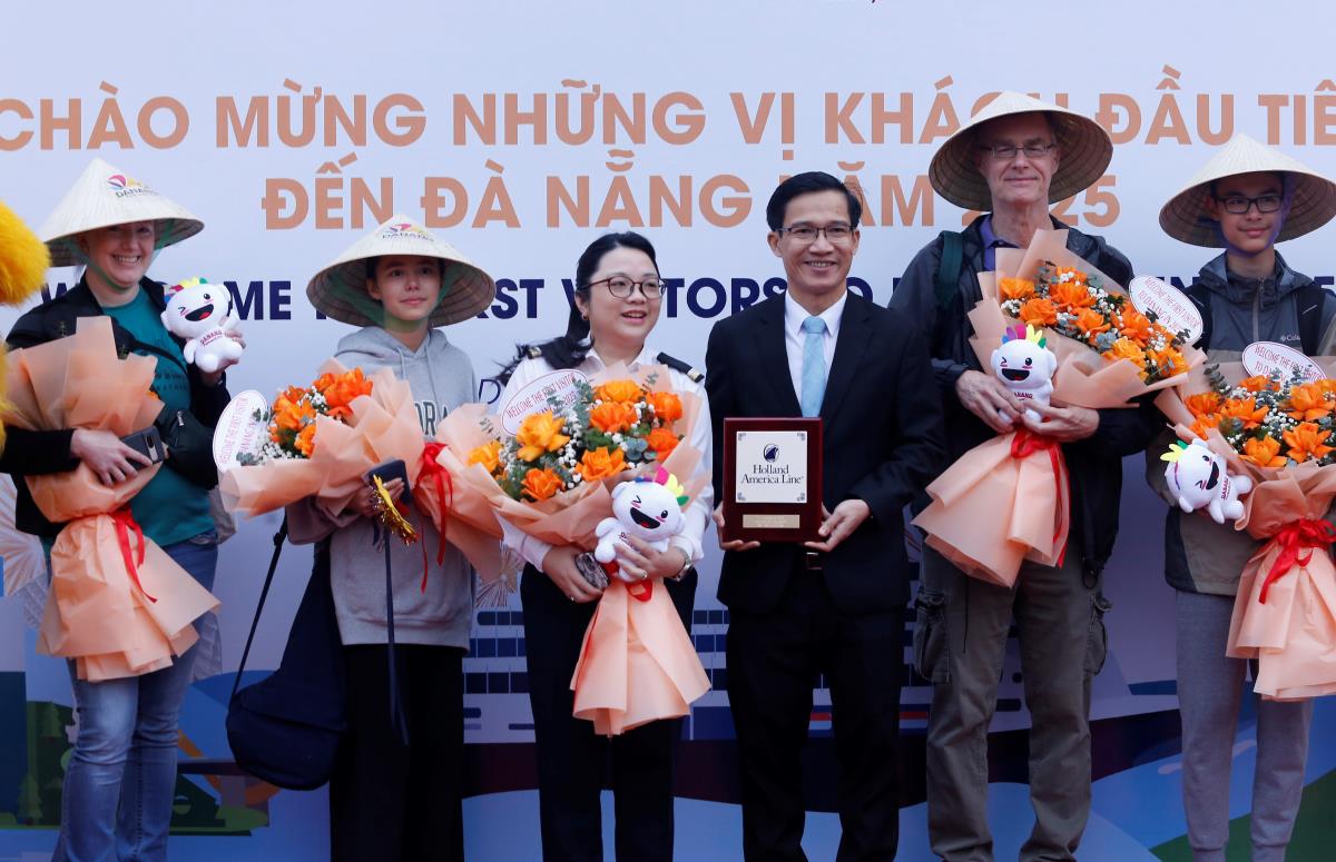 Lãnh đạo Hiệp hội Du lịch và các hãng hàng không tặng quà cho du khách tới Đà Nẵng qua đường hàng không trong ngày đầu năm mới 2025.